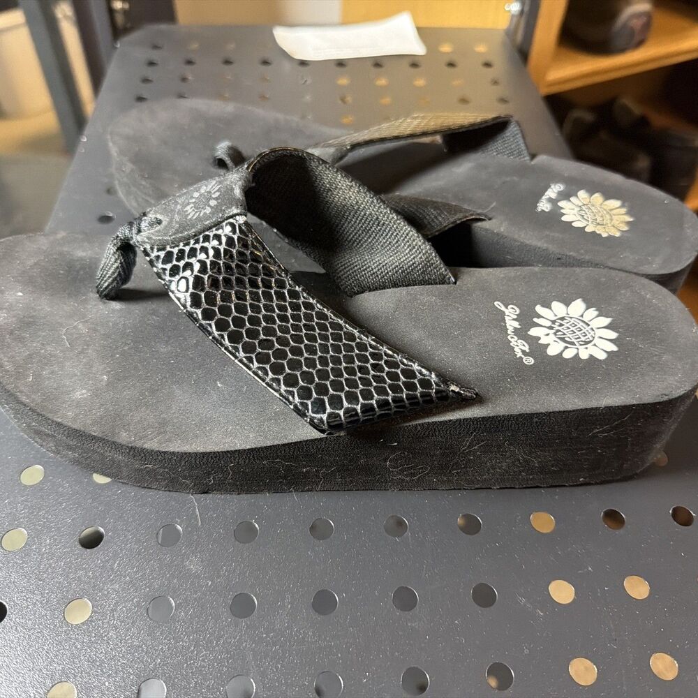 Yellow Box Nataly Snakeskin Textured Mellow Mat Flip-Flops Women’s Size 8 - Picture 1 of 7